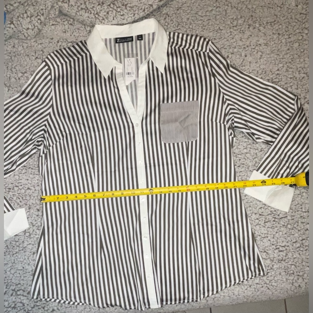 NWT NY & C LONG SLEEVE FRONT CLOSURE BUTTON CLOSING SIZE XXXL RUN LIKE XXL